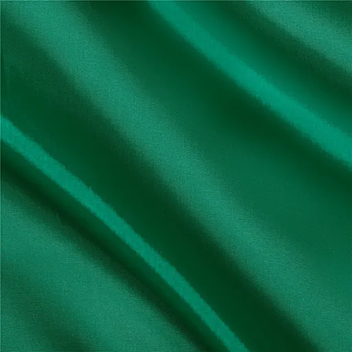 Κοντινό πλάνο από λείο Πράσινο ύφασμα φόδρα ασετάτ Ιταλίας με απαλές πτυχώσεις και σκιές, που δημιουργούν μια αίσθηση υφής και απαλής κίνησης. Υφάσματα Ιχτιάρογλου