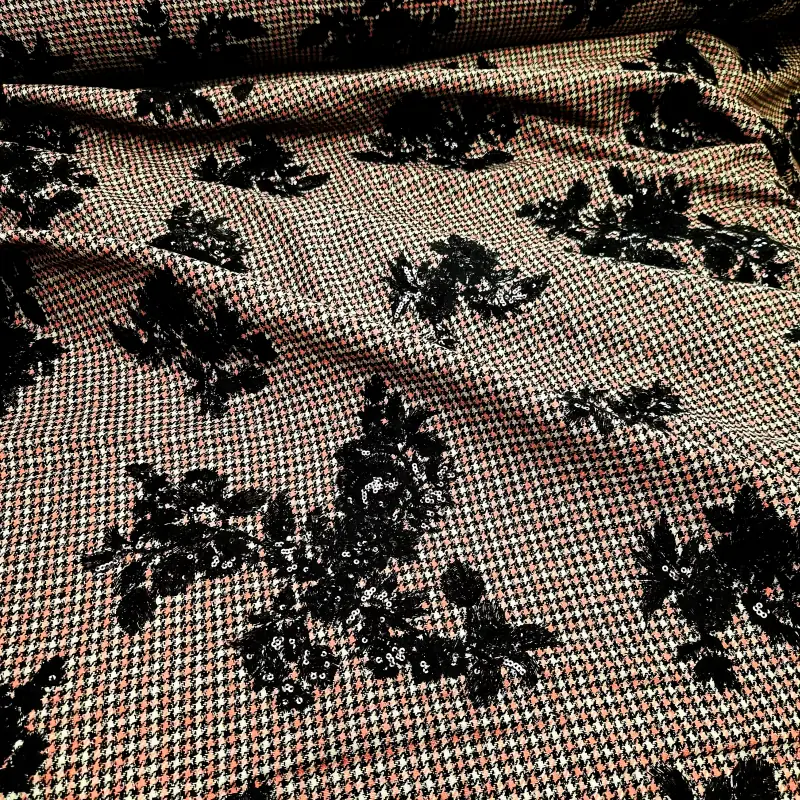 Ύφασμα Tweed Πιε-ντε-Πουλ (Houndstooth) με μαύρο κέντημα λουλουδιών και πούλιες σε αποχρώσεις του μαύρου, του λευκού και του καφέ, διακοσμημένο με απαλές πτυχώσεις – Μοντέλο Chanel 54022. Υφάσματα Ιχτιάρογλου
